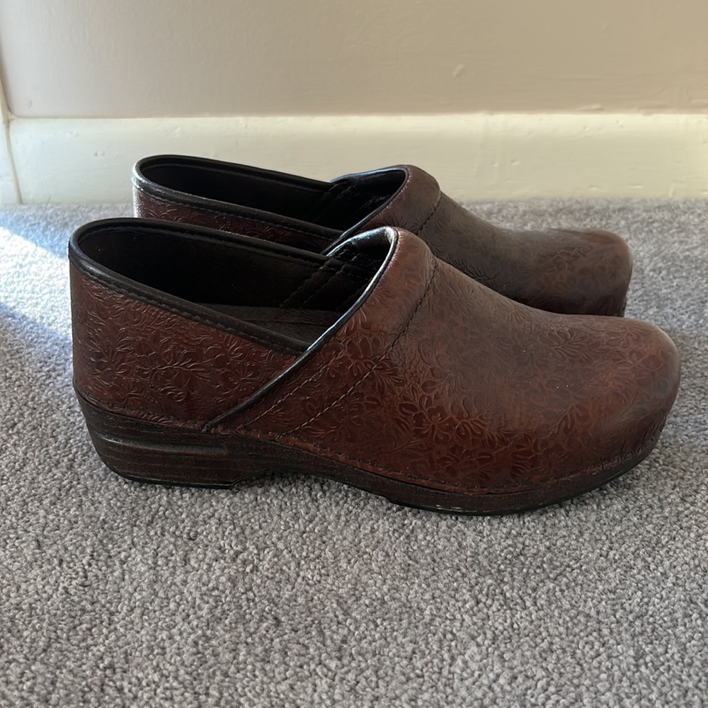 Women’s size 11 Dansko clogs